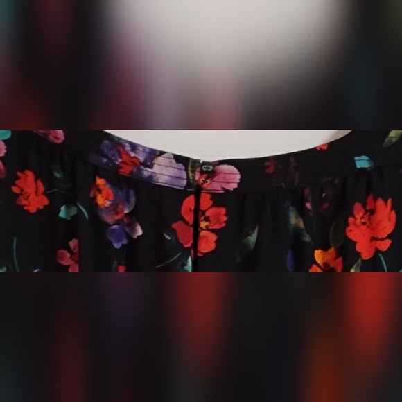 Reitmans Boatneck Blouse, Size XL, Red Floral & Black - Picture 4 of 5